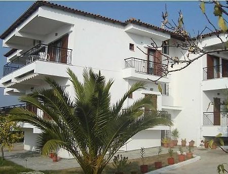 Yianna Studios & Apartments غيراكيني المظهر الخارجي الصورة